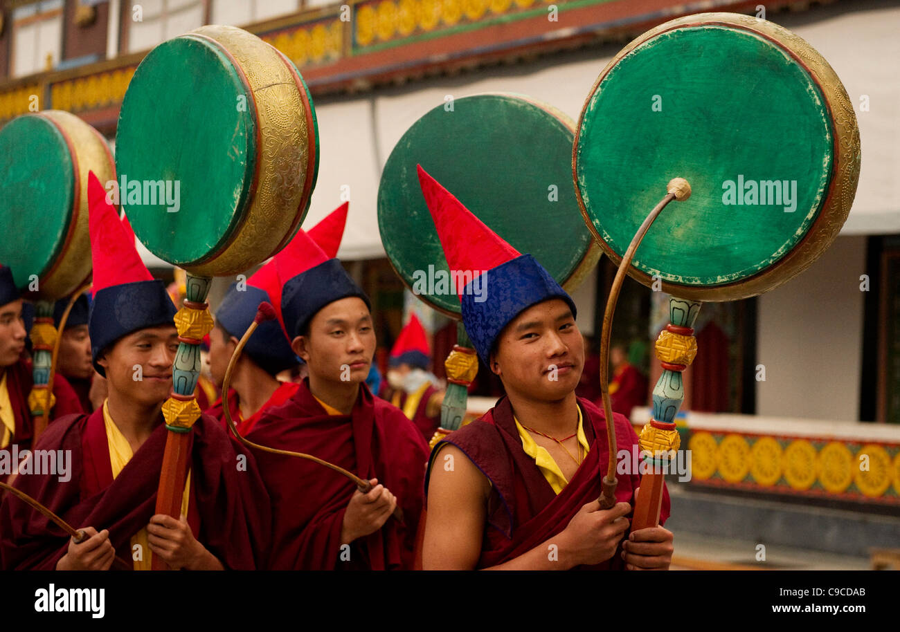India, Asia del Sud, il Sikkim, monaci buddisti suonando la batteria in una cerimonia di Losar processione. Foto Stock