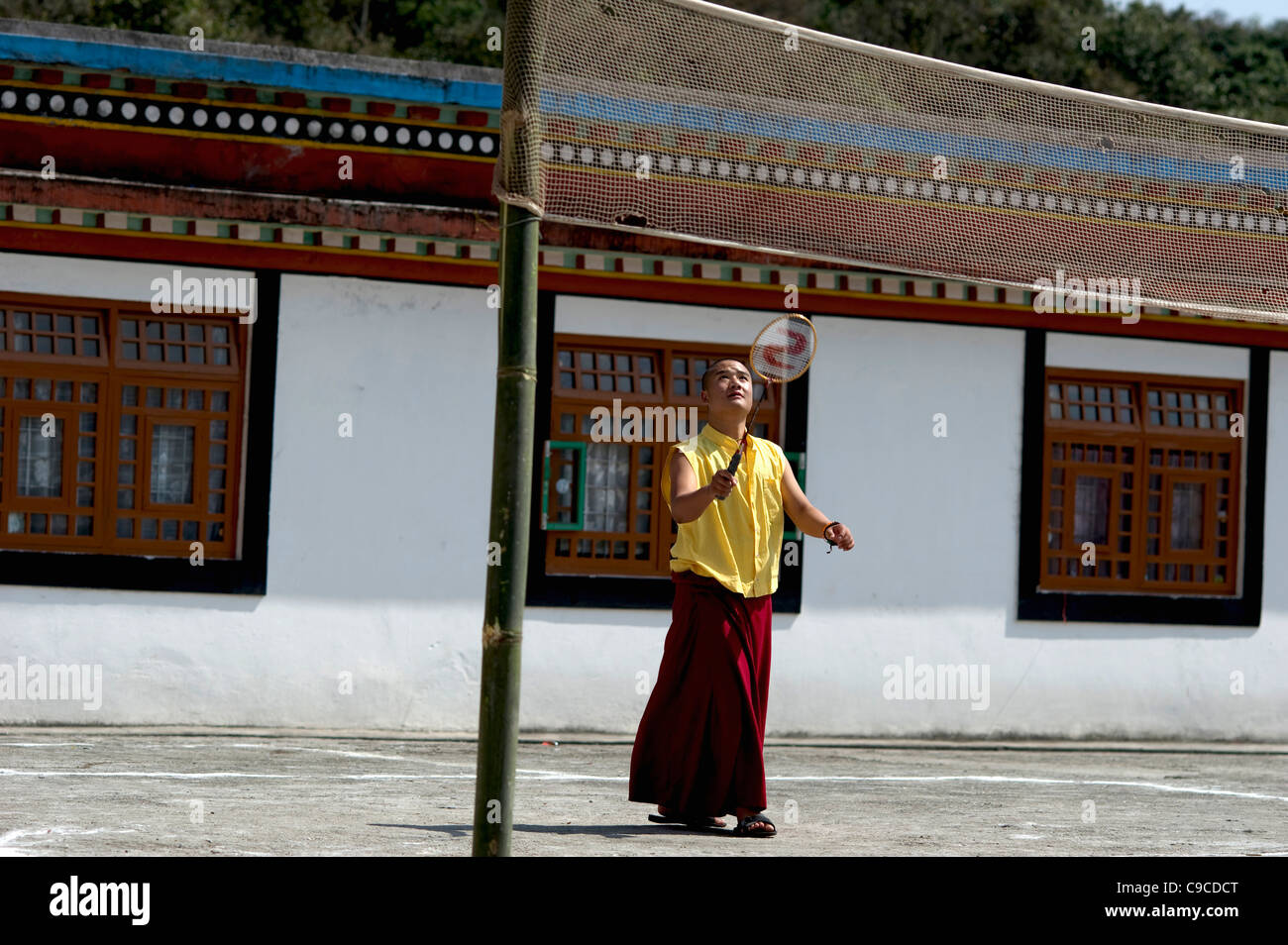 India, Asia del Sud, il Sikkim, monaco buddista riproduzione di badminton in monastero motivi. Foto Stock