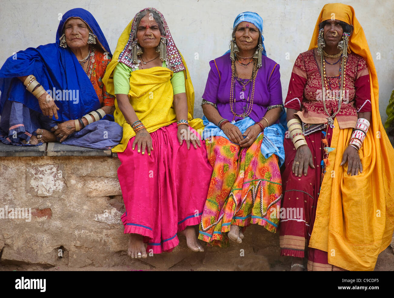 India, Asia del Sud, Karnataka, Lambani Gypsy donne. Tribal abitanti delle foreste, ora risolta in 30-home casali rurali. Foto Stock