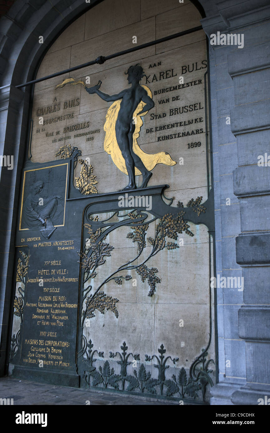 Monumento commemorativo Karel Buls, uomo politico belga ed ex sindaco, presso l'Etoile House presso la Grand Place di Bruxelles. Foto Stock