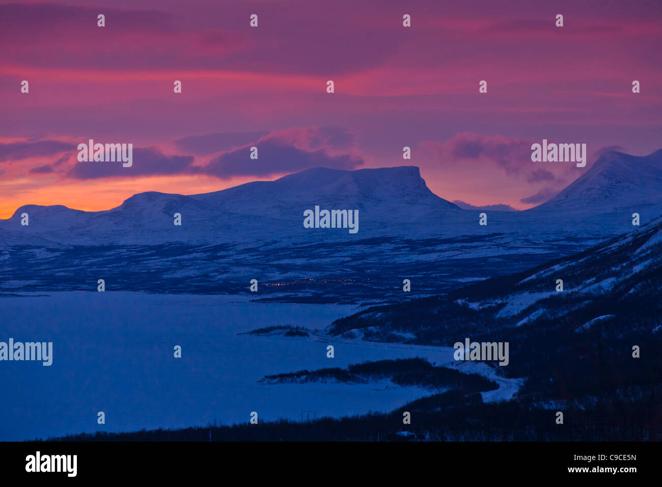 Sunrise dietro la u a forma di montagna chiamato Lapporten, Lapponia, Svezia Foto Stock