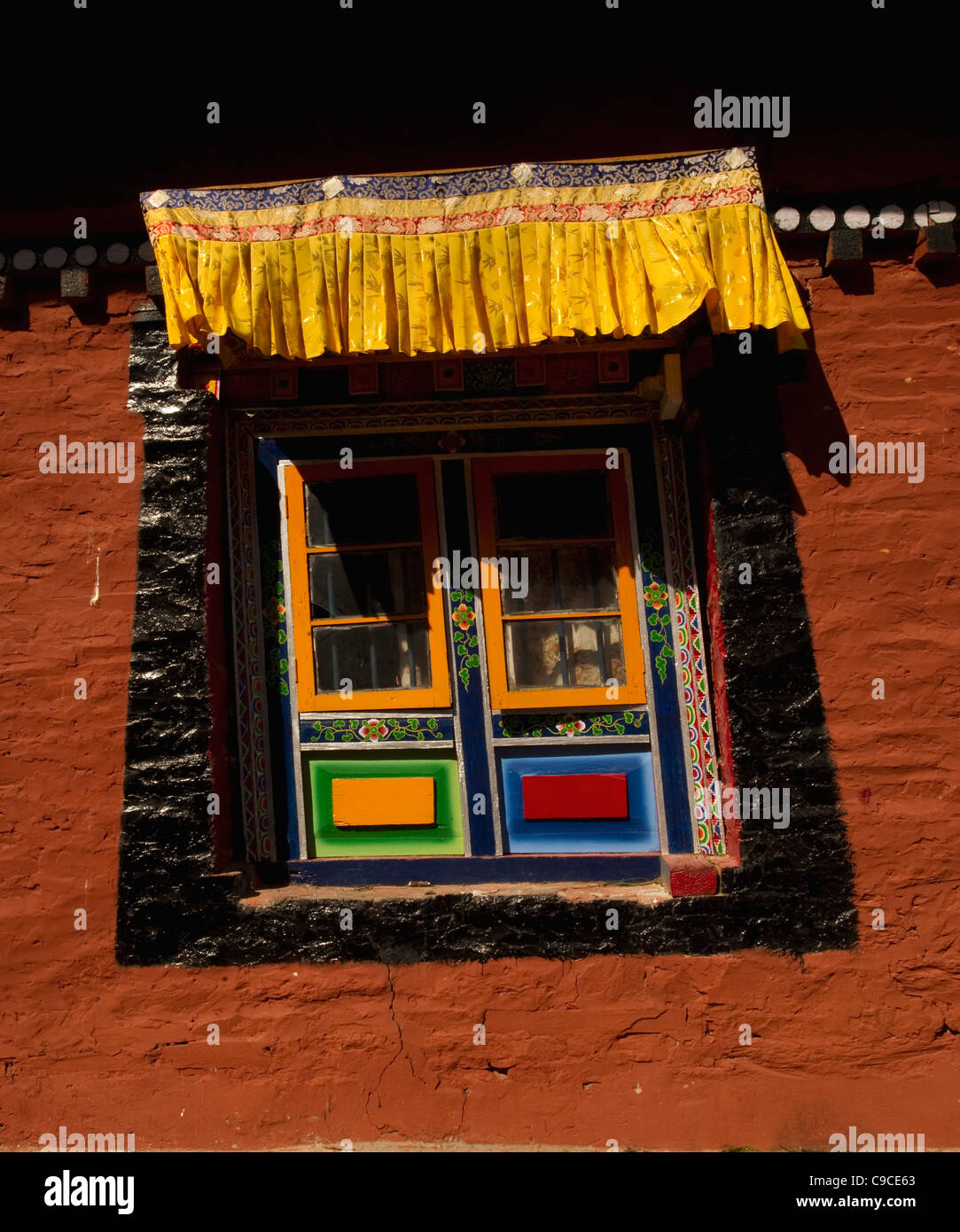 India, Asia del Sud, il Sikkim, arte nel monastero di architettura, decorate a colori vivaci di windows. Foto Stock