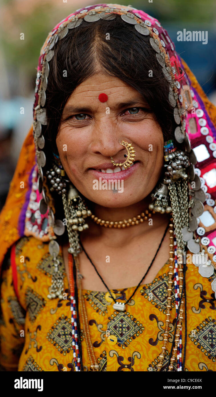 India, Asia del Sud, Karnataka, Lambani donna gitana ritratto. Tribal abitanti delle foreste, ora risolta in 30-home casali rurali. Foto Stock