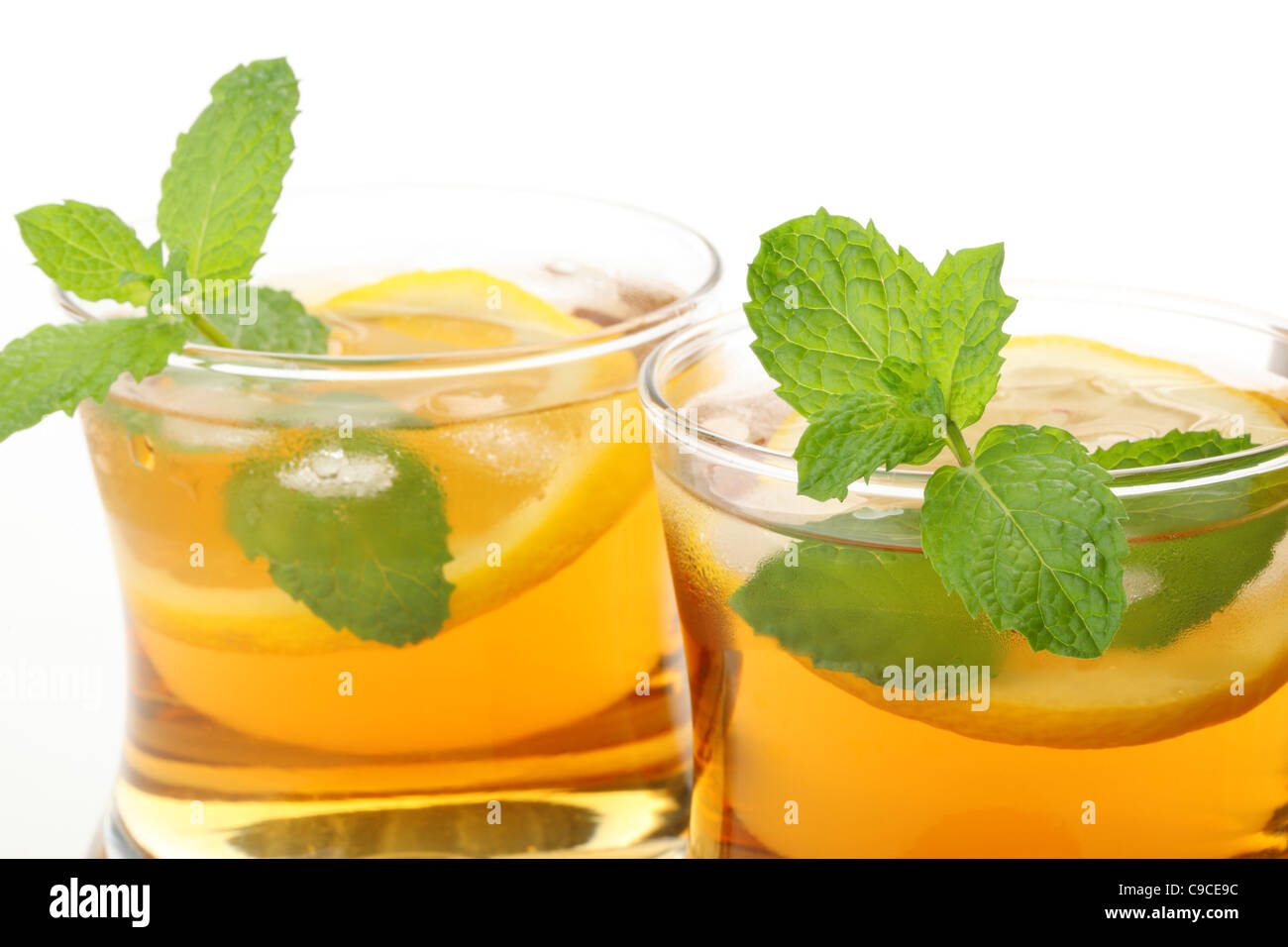 Vista dettagliata del tè freddo al limone su sfondo bianco Foto Stock