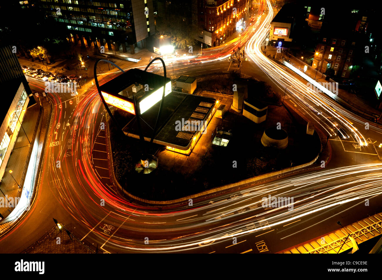La vecchia strada rotonda (La Rotonda di silicio), Londra in serata durante le ore di punta fotografata da Bezier edificio di appartamenti Foto Stock