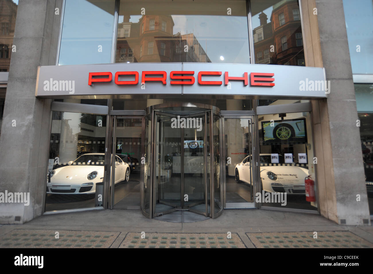 Esterno il colpo di Porsche store su Bond Street Londra Inghilterra 2011 - Immagine Copyright Ben Pruchnie 2011 Foto Stock