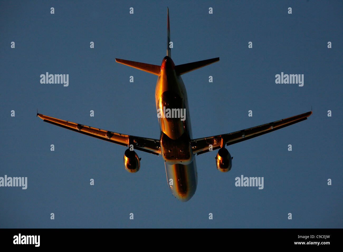 Un passeggero jet decolla dall'aeroporto Gatwick di Londra. Foto di James Boardman Foto Stock