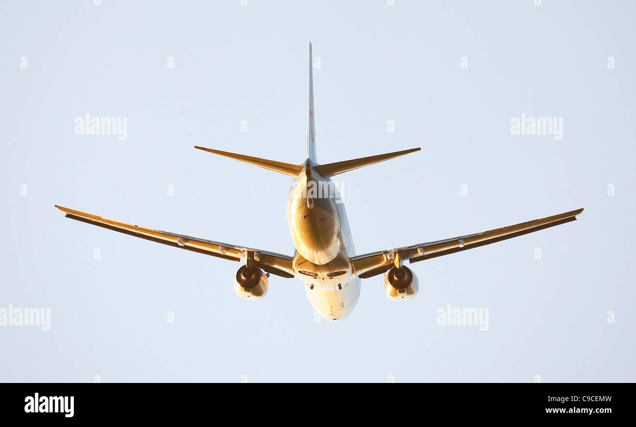 Un passeggero jet decolla dal London Gatwick airport. Foto di James Boardman Foto Stock