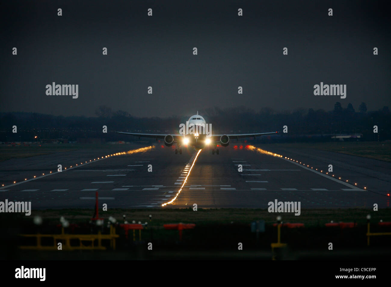 Un passeggero jet decolla dall'aeroporto Gatwick di Londra. Foto di James Boardman Foto Stock