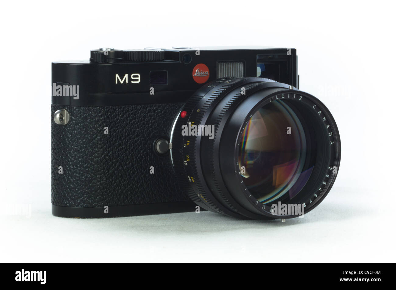 Leica M9 Telemetro digitale fotocamera con la leggendaria Noctilux f1 50mm lente su sfondo bianco Foto Stock