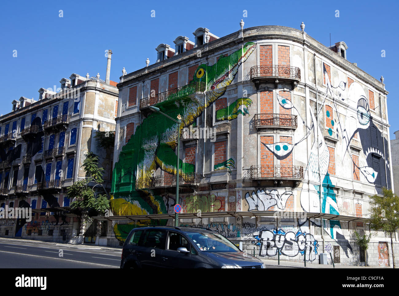 Graffiti sulle pareti esterne di edificio abbandonato, Lisbona Portogallo Europa Foto Stock