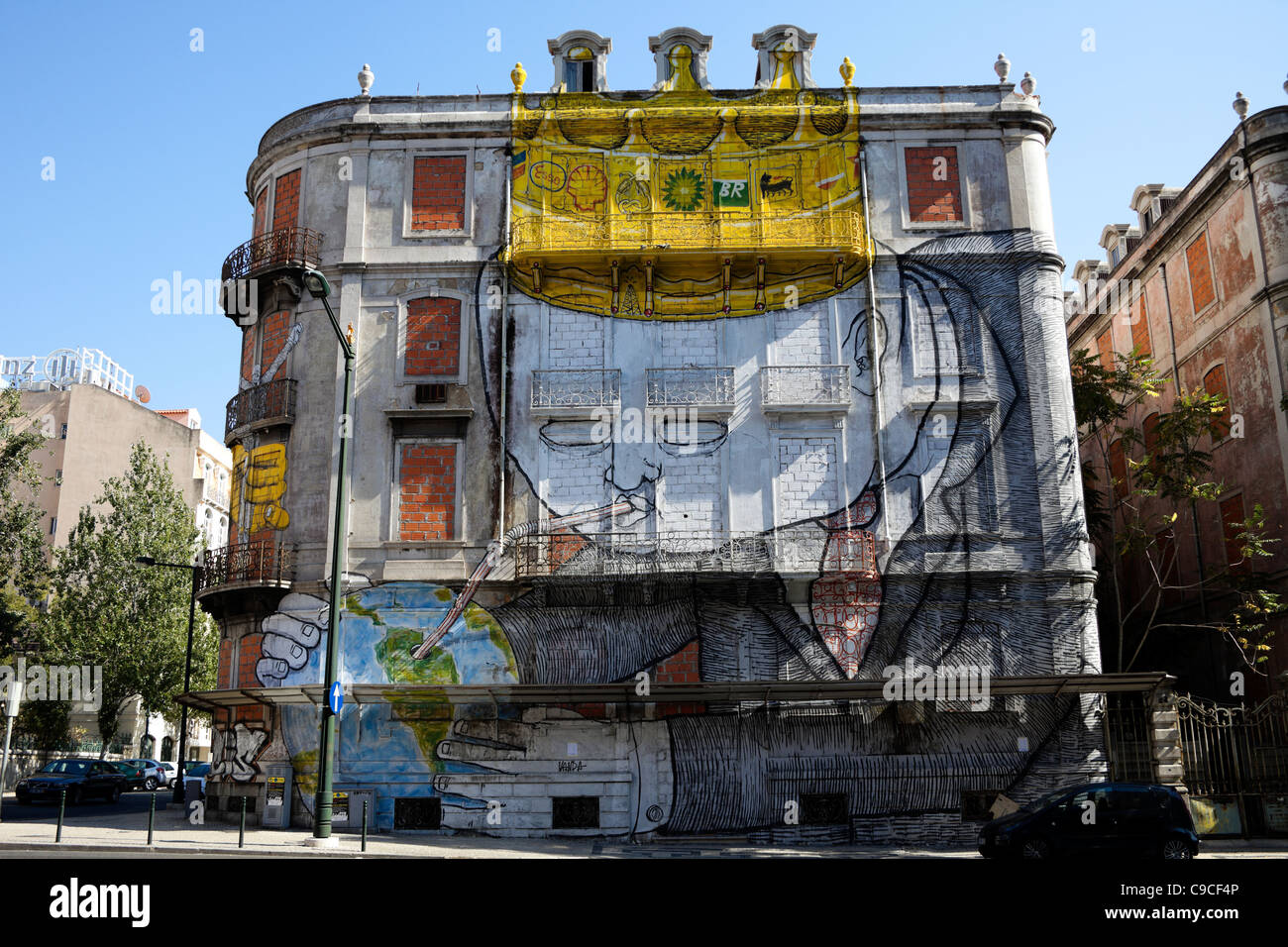 Graffiti sulle pareti esterne di edificio abbandonato, Lisbona Portogallo Europa Foto Stock