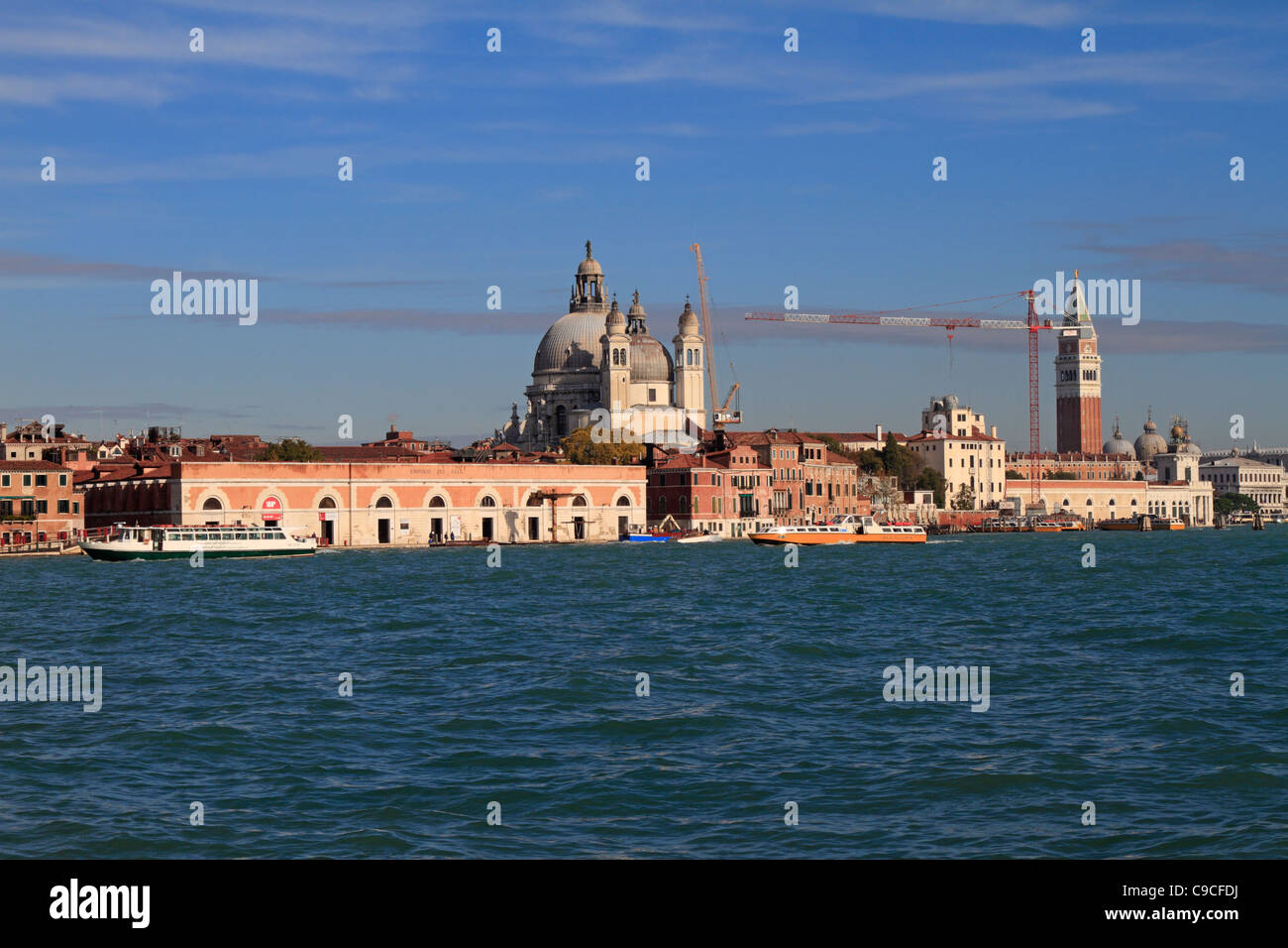 Zattere waterfront, Emporio dei sali e Basilica di Santa Maria della Salute su Dorsoduro da Giudecca, Venezia, Italia, Europa. Foto Stock