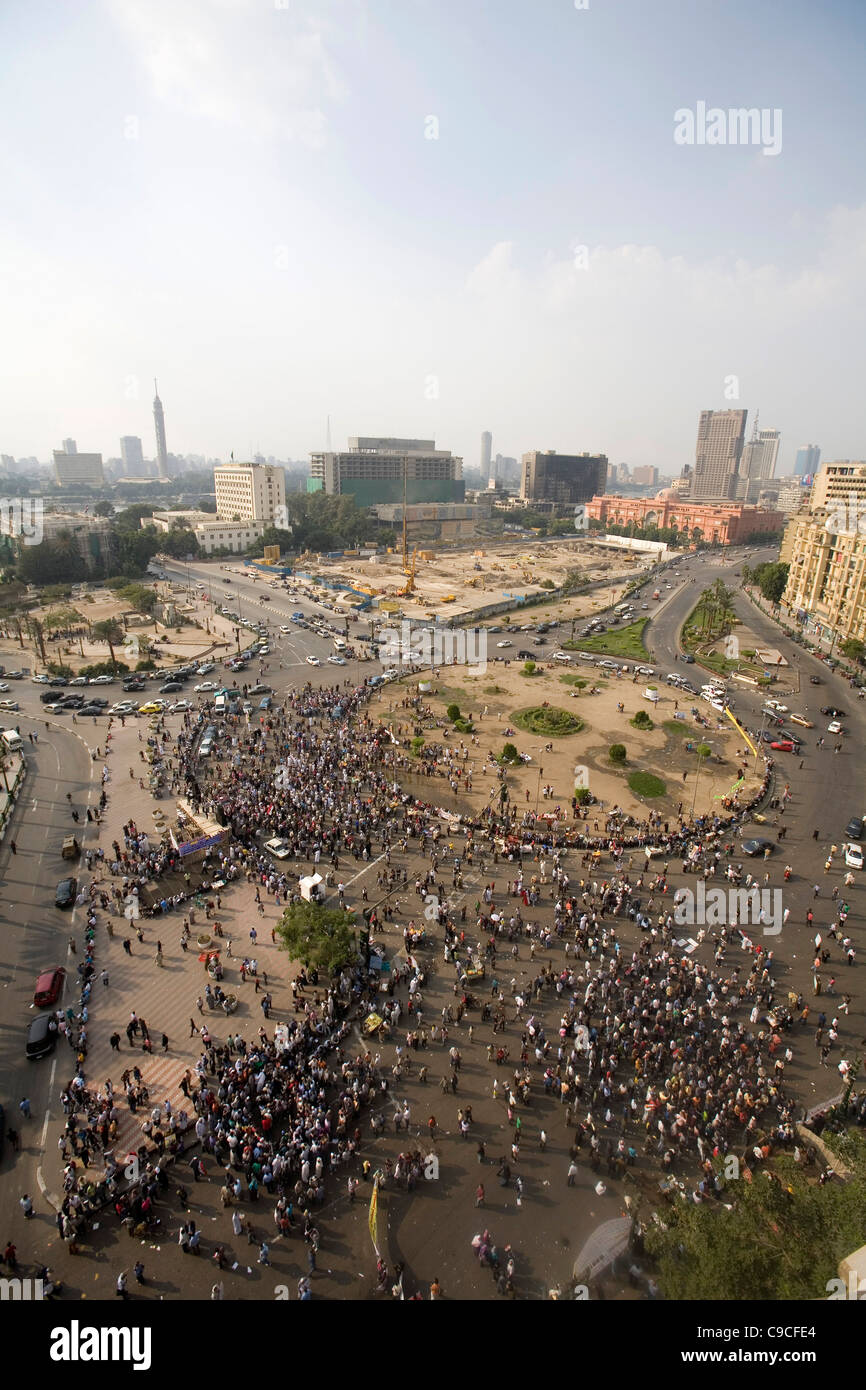 Una folla di manifestanti in piazza Tahrir al Cairo, Egitto. Foto Stock