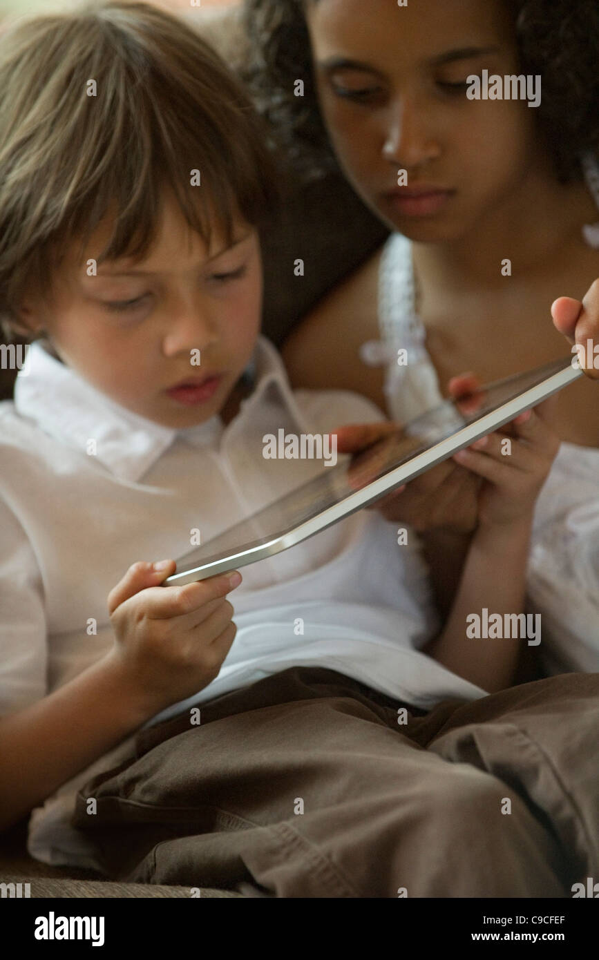 Chldren utilizzando tavoletta digitale Foto Stock