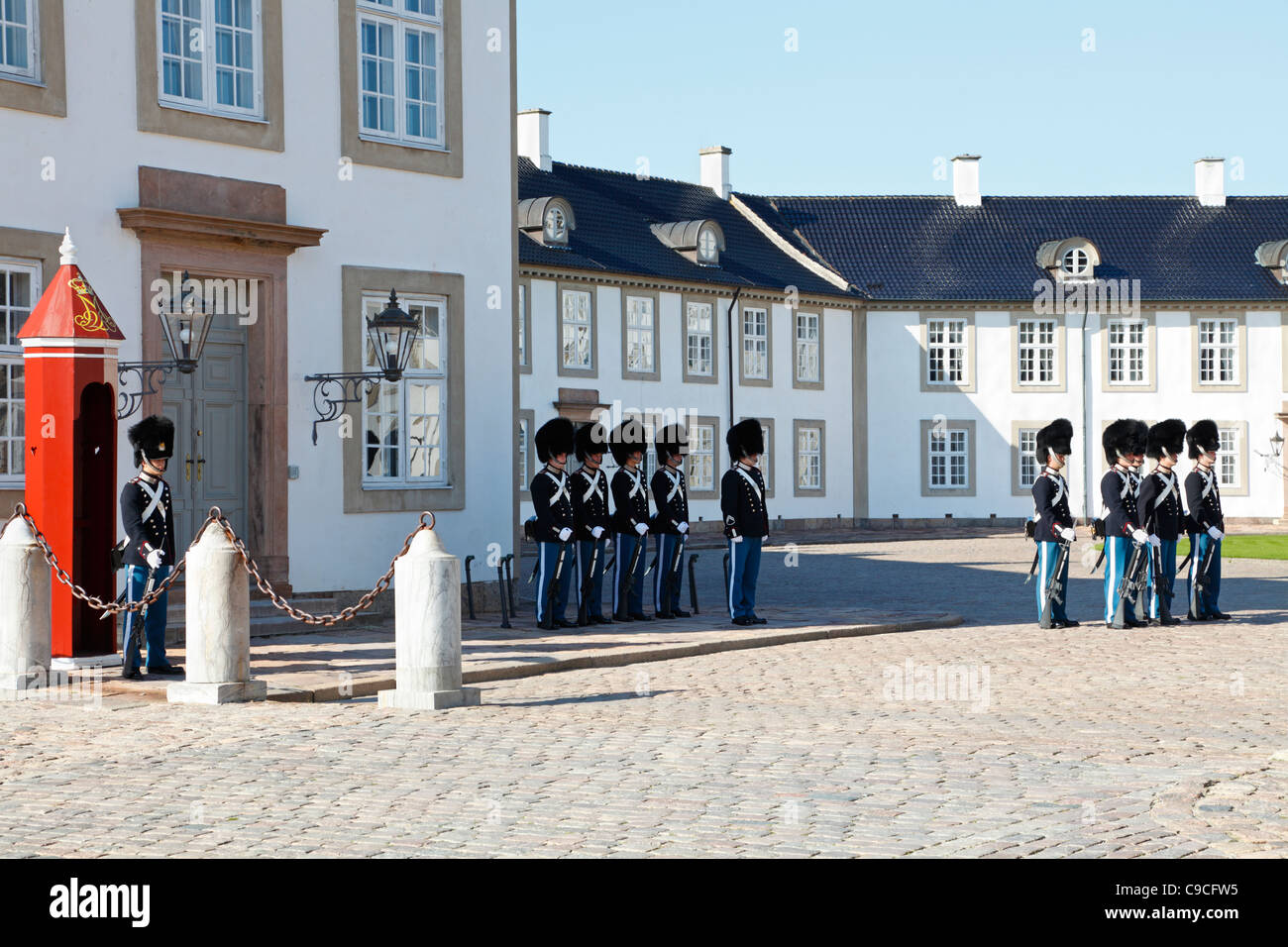 Perniciole dalle guardie della vita reale al cambio delle guardie al Palazzo Fredensborg vicino a Copenhagen, Danimarca. Slot Fredensborg. Foto Stock