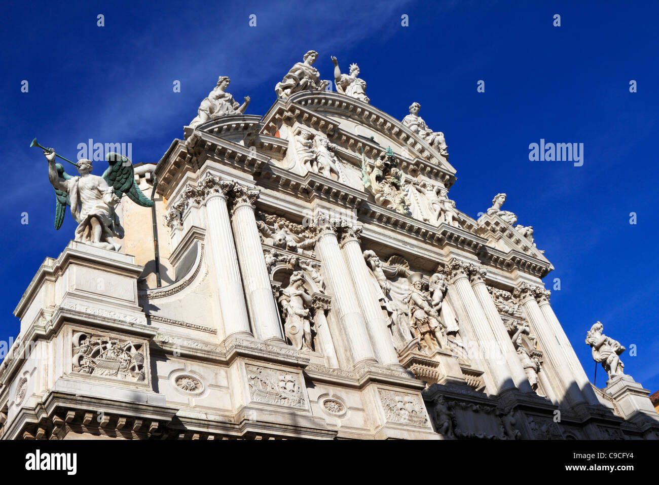 Statue su una facciata della chiesa, Venezia, Italia, Europa. Foto Stock