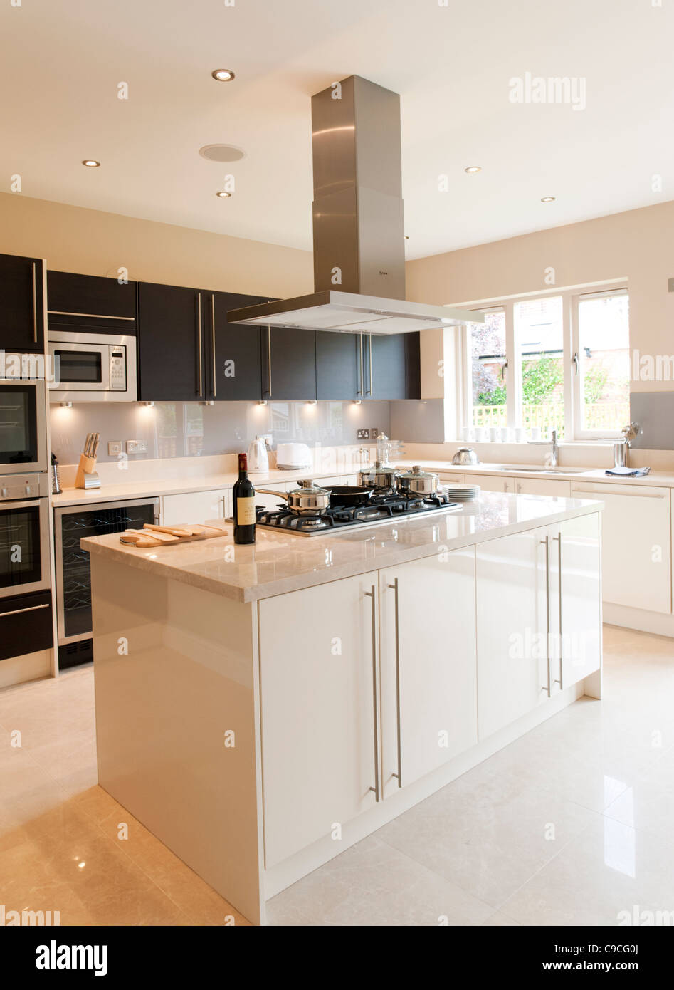 Nuova moderna cucina attrezzata in grande casa, England, Regno Unito Foto Stock