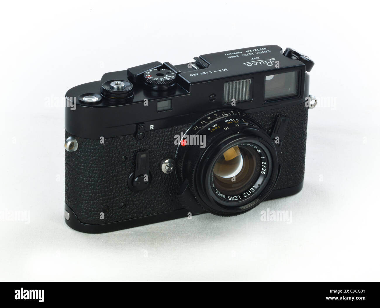 Leica M4 Black Classic Telemetro fotocamera con 35mm Summicron 'bokeh King' lente su sfondo bianco Foto Stock