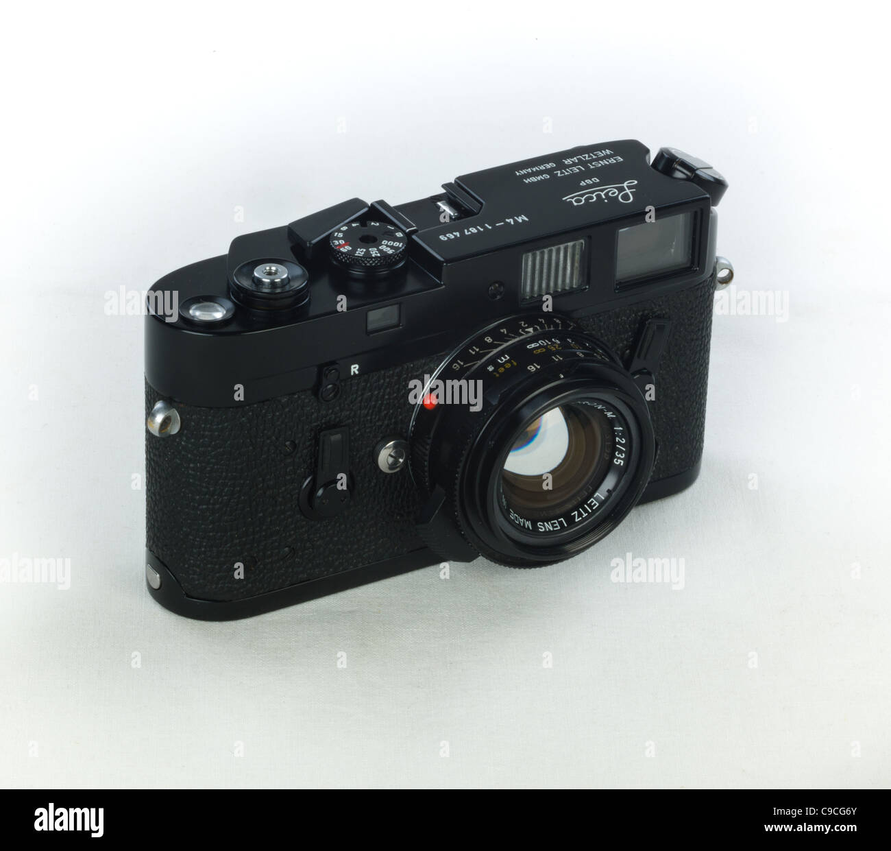 Leica M4 Black Classic Telemetro fotocamera con 35mm Summicron 'bokeh King' lente su sfondo bianco Foto Stock