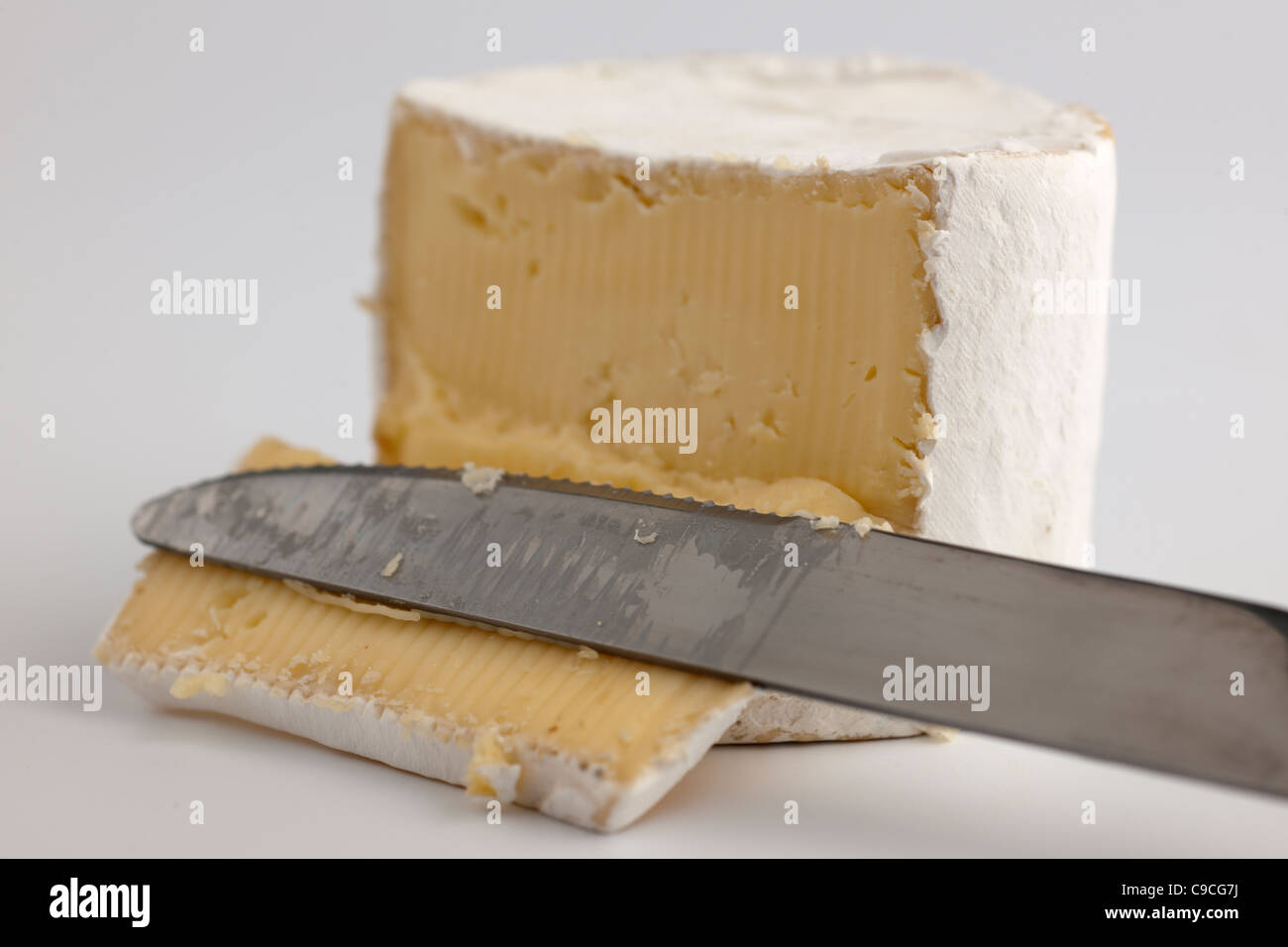 Il taglio della lama di una fetta di formaggio Brie Foto Stock