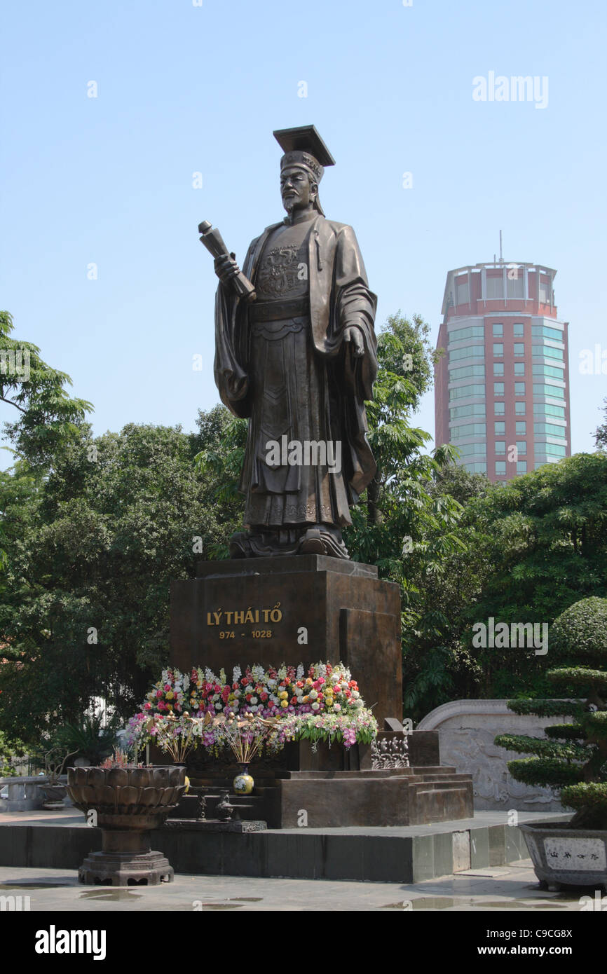 Statua di bronzo di Ly Thai e a Indira Gandhi park di Hanoi con un moderno grattacielo in background Foto Stock