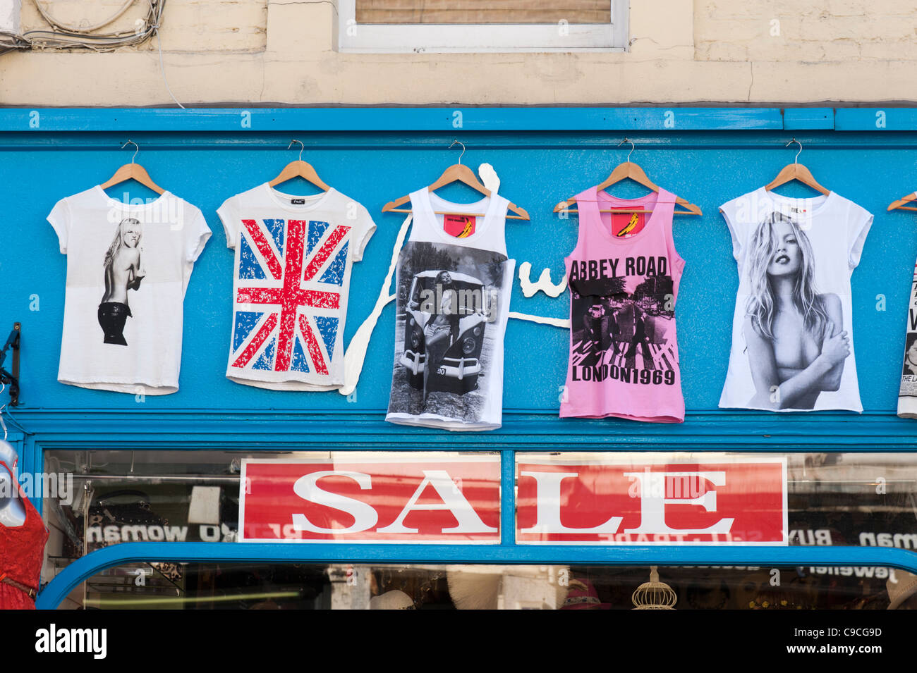 Alla moda di T-shirt per la vendita in un negozio il Portobello Road, London, England, Regno Unito Foto Stock