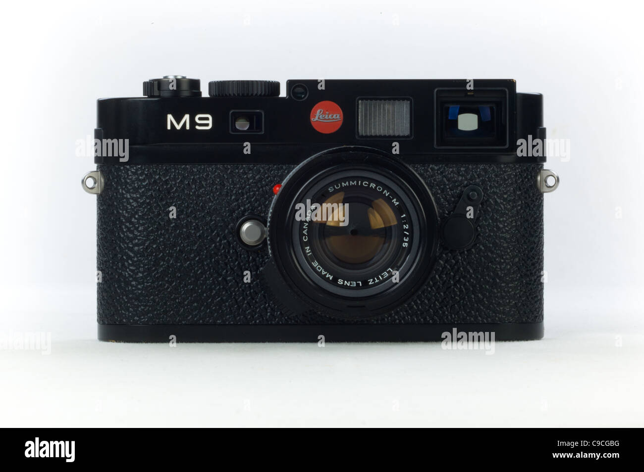 Leica M9 Telemetro digitale fotocamera con 35mm Summicron 'bokeh King' lente su sfondo bianco Foto Stock