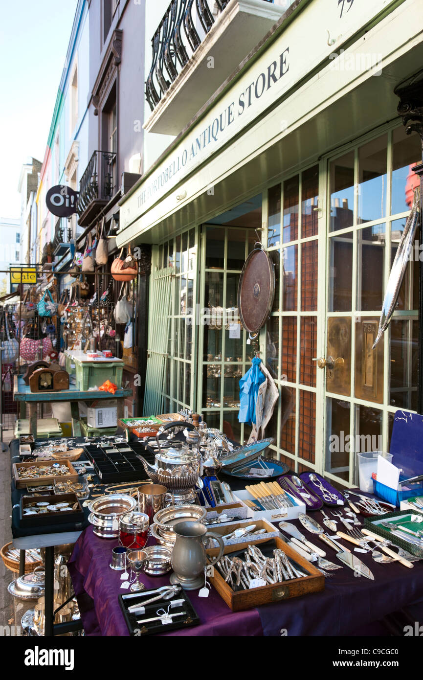 Negozio di antiquariato sul mercato di Portobello Road, London, England, Regno Unito Foto Stock