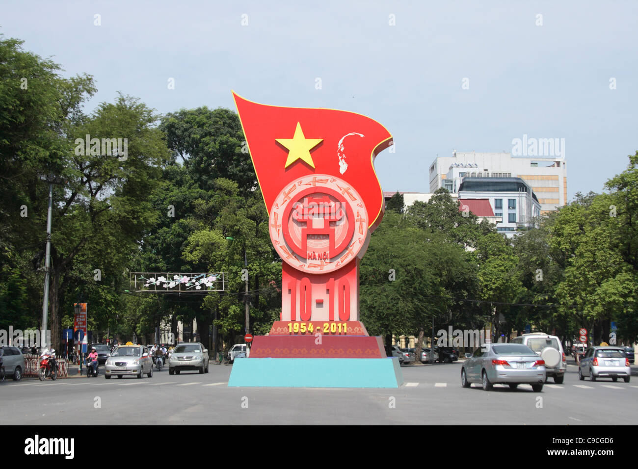 Un monumento a una strada trafficata per commemorare il 57 anniversario di Hanoi il giorno della liberazione (Ottobre 10, 1954-2011) Foto Stock