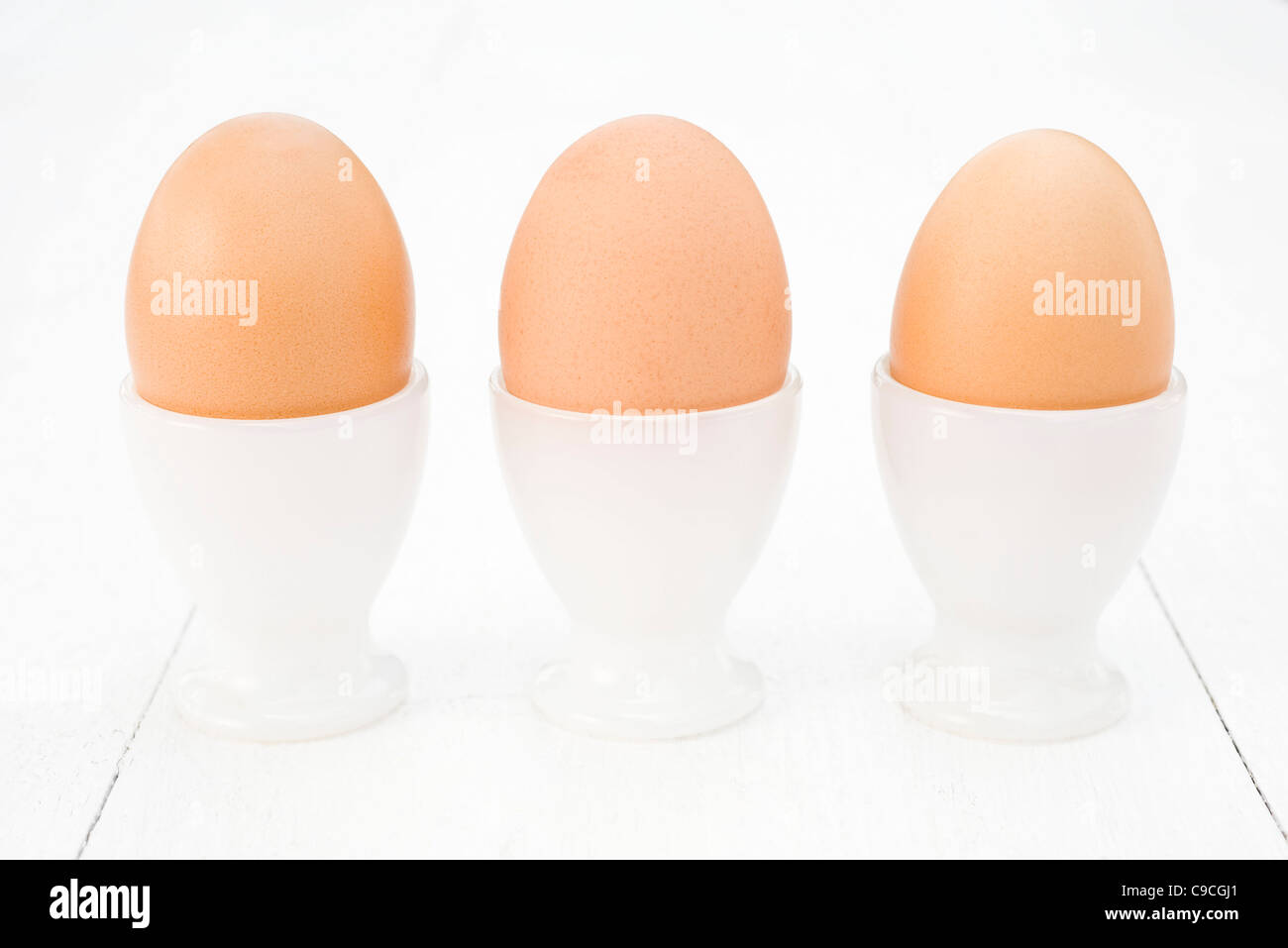 Uova in coppe di uovo Foto Stock