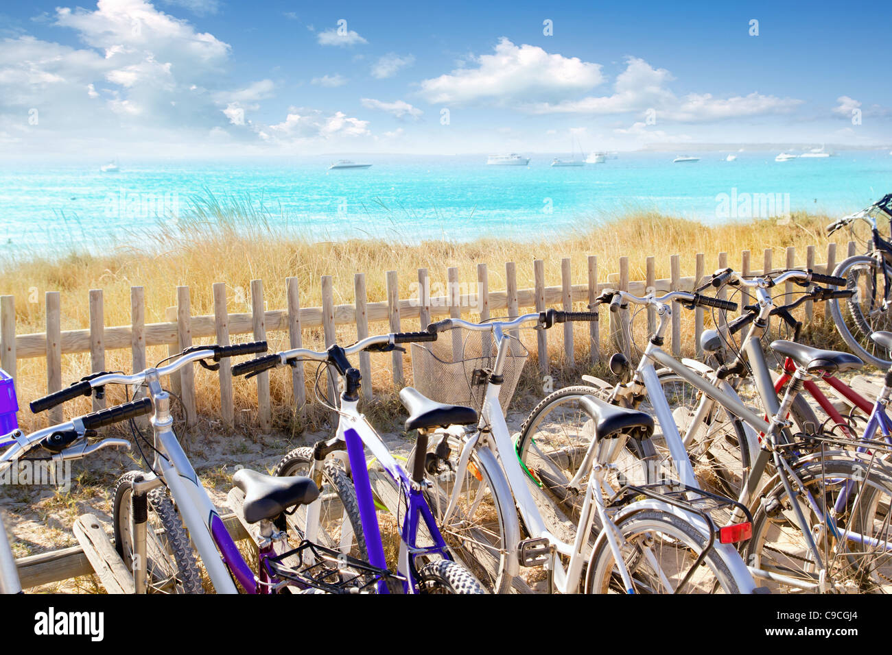 Parcheggio biciclette nella spiaggia di Illetes a Formentera Foto Stock