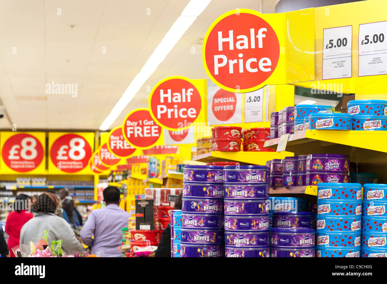 Metà prezzo e offerte speciali segni a Tesco supermercato Extra, England, Regno Unito Foto Stock
