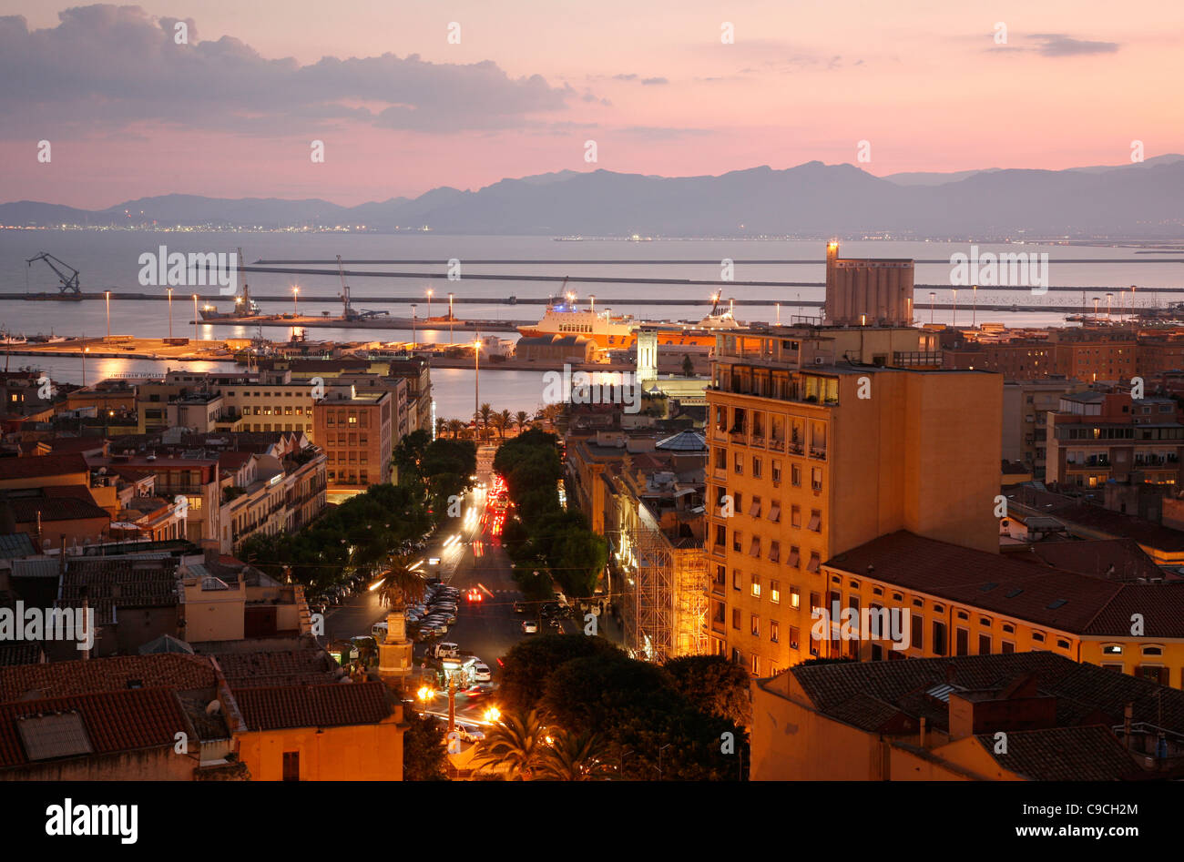 Skyline vista sopra i tetti della città e il porto di Cagliari, Sardegna, Italia. Foto Stock