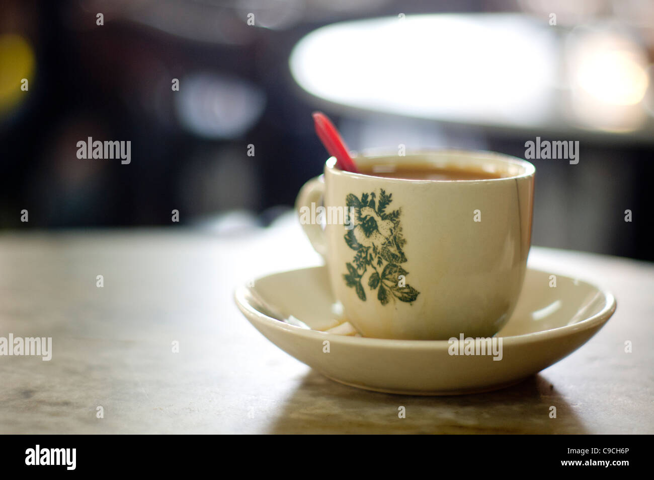 Un oltremare stile cinese di caffè che si trovano in Malesia e Singapore, è di solito servito in una tazza con fiori stampati. Foto Stock