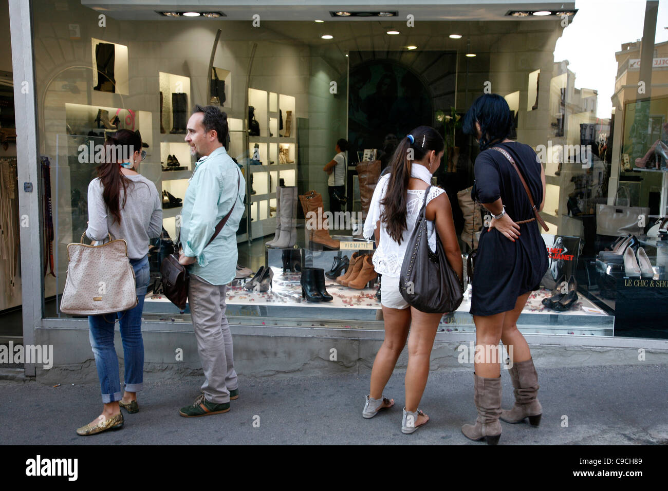 La gente a piedi la Via Giuseppe Manno, una strada pedonale con numerosi negozi, Cagliari, Sardegna, Italia. Foto Stock