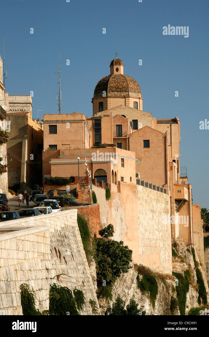 Vista sulle mura della città e la Cattedrale Santa Maria presso l area di Castello, Cagliari, Sardegna, Italia. Foto Stock