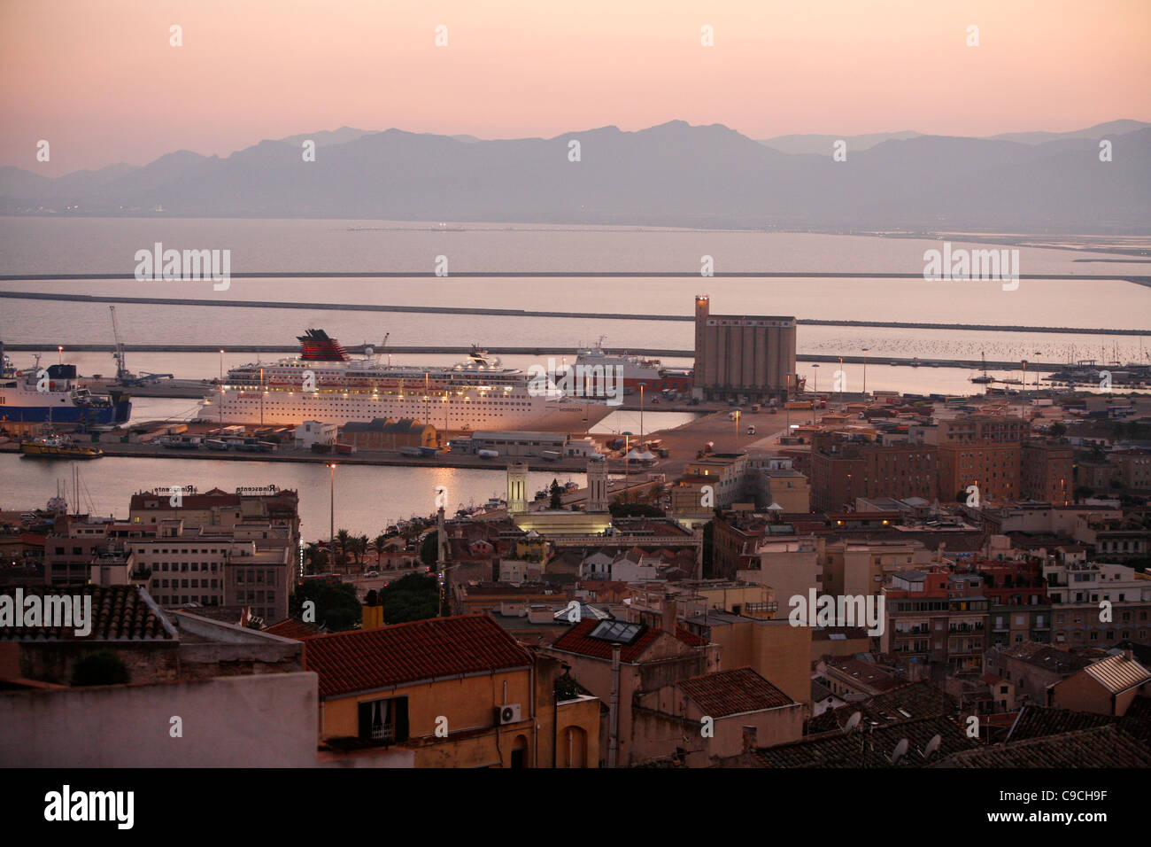 Skyline vista sopra i tetti della città e il porto di Cagliari, Sardegna, Italia. Foto Stock