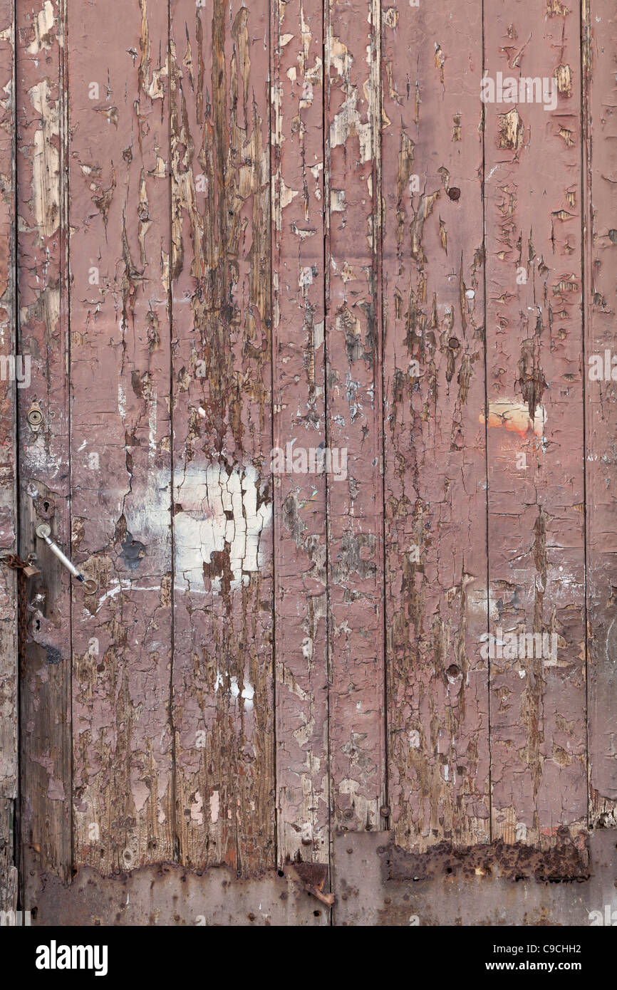 Vecchia porta di legno con vernice scrostata off Foto Stock