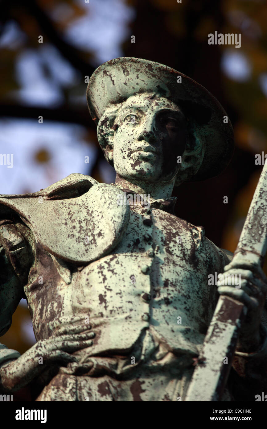 Uno dei 48 statue che rappresentano le corporazioni medievali di Bruxelles che circondano la piazza Sablon a Bruxelles Foto Stock