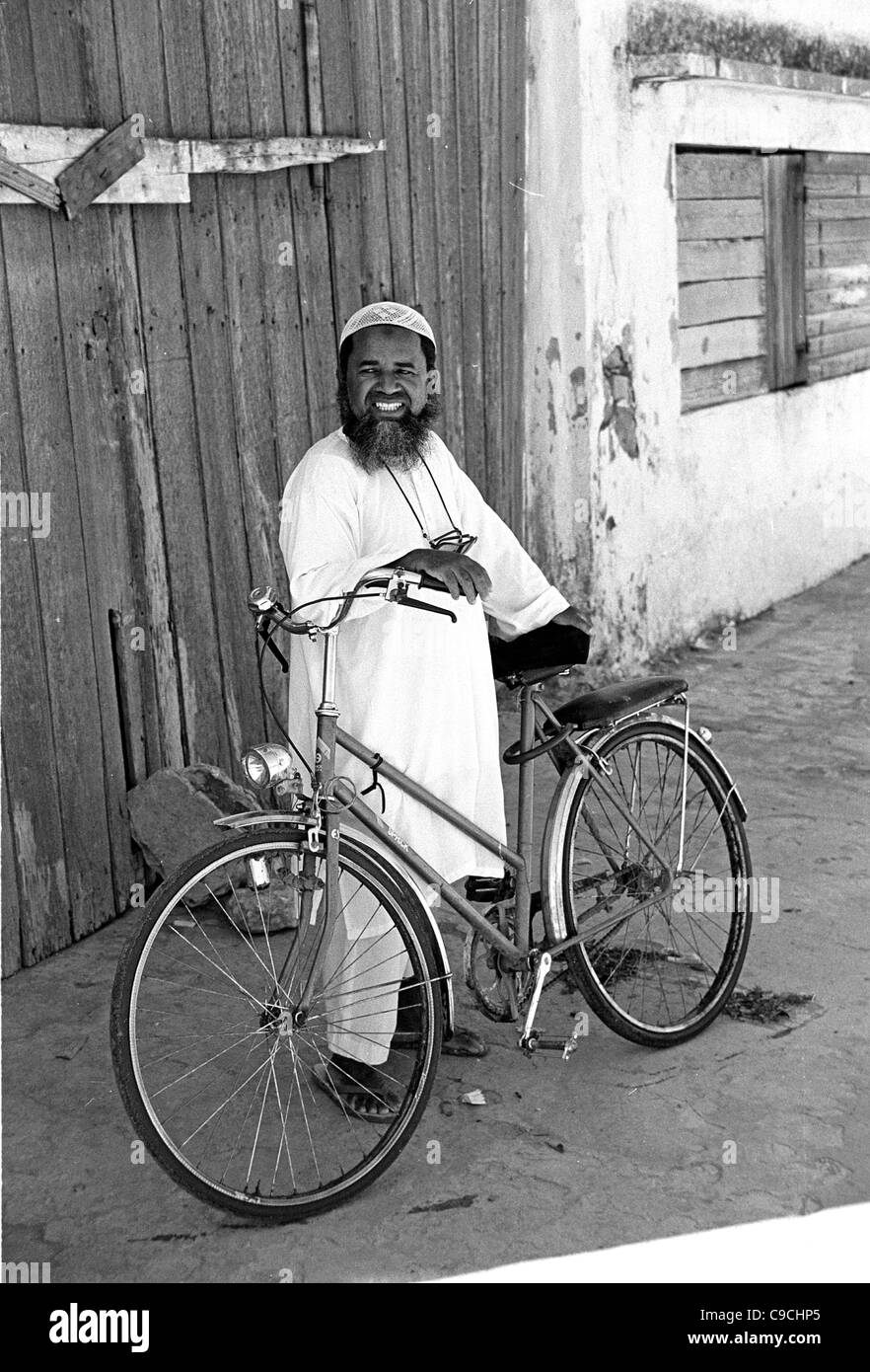 Indian Shopkeeper, conosciuto come Karana, e la sua bicicletta, Tulear o Toliara, Madagascar Foto Stock