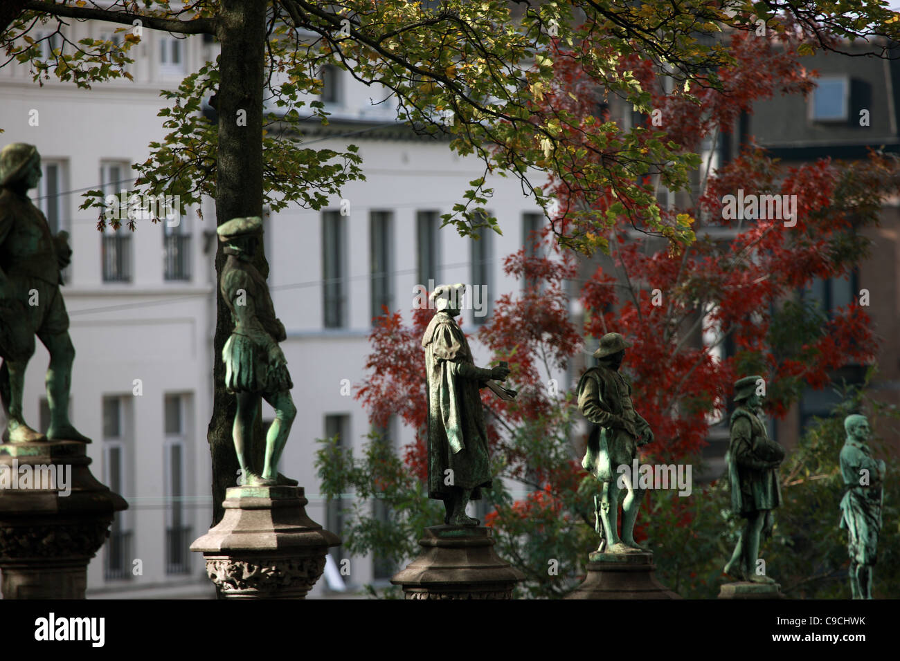 Alcuni dei 48 statue che rappresentano le corporazioni medievali di Bruxelles che circondano la piazza Sablon a Bruxelles Foto Stock