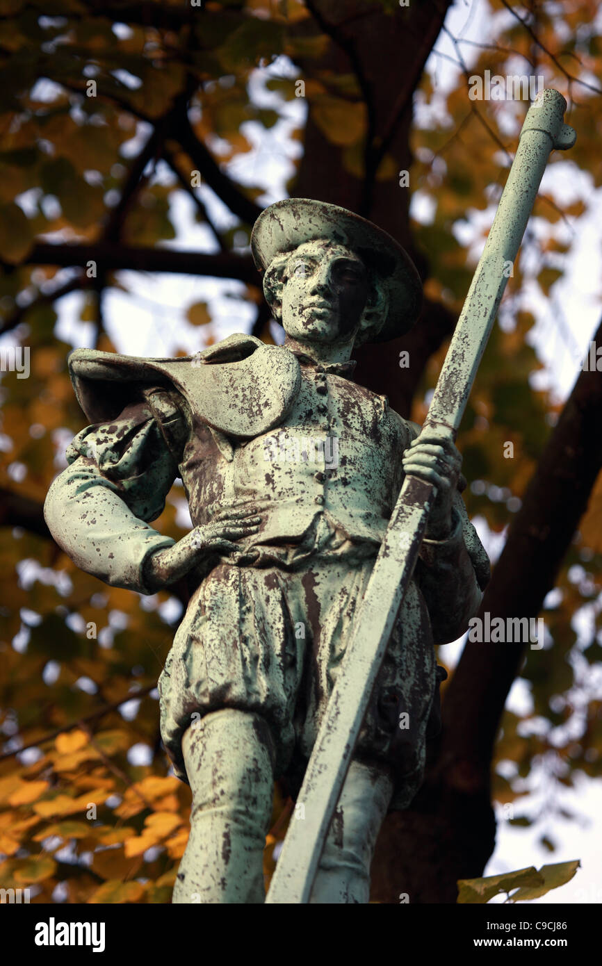 Uno dei 48 statue che rappresentano le corporazioni medievali di Bruxelles che circondano la piazza Sablon a Bruxelles Foto Stock