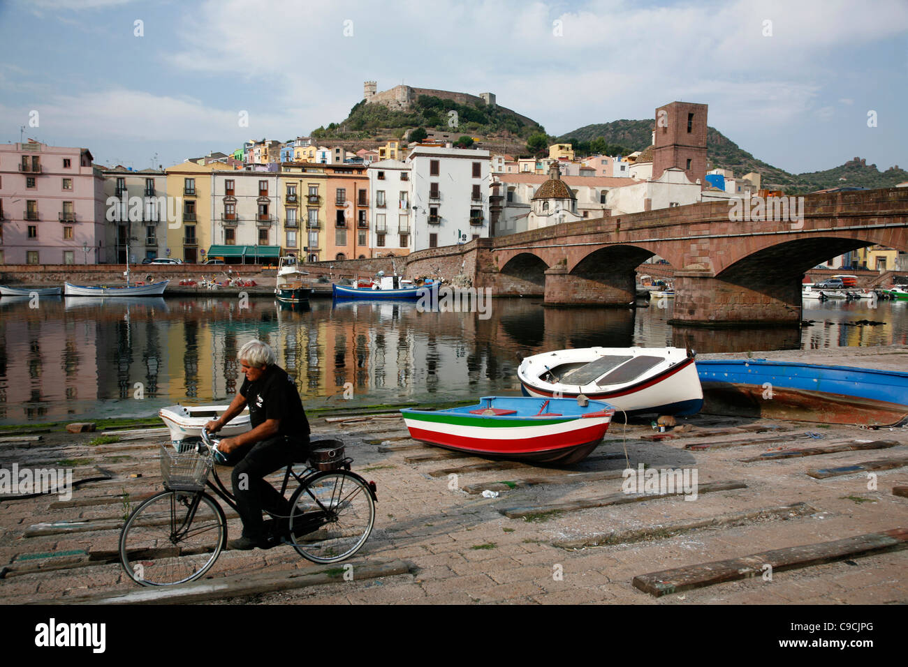 Vista su Bosa e il fiume Temo, Sardegna, Italia. Foto Stock