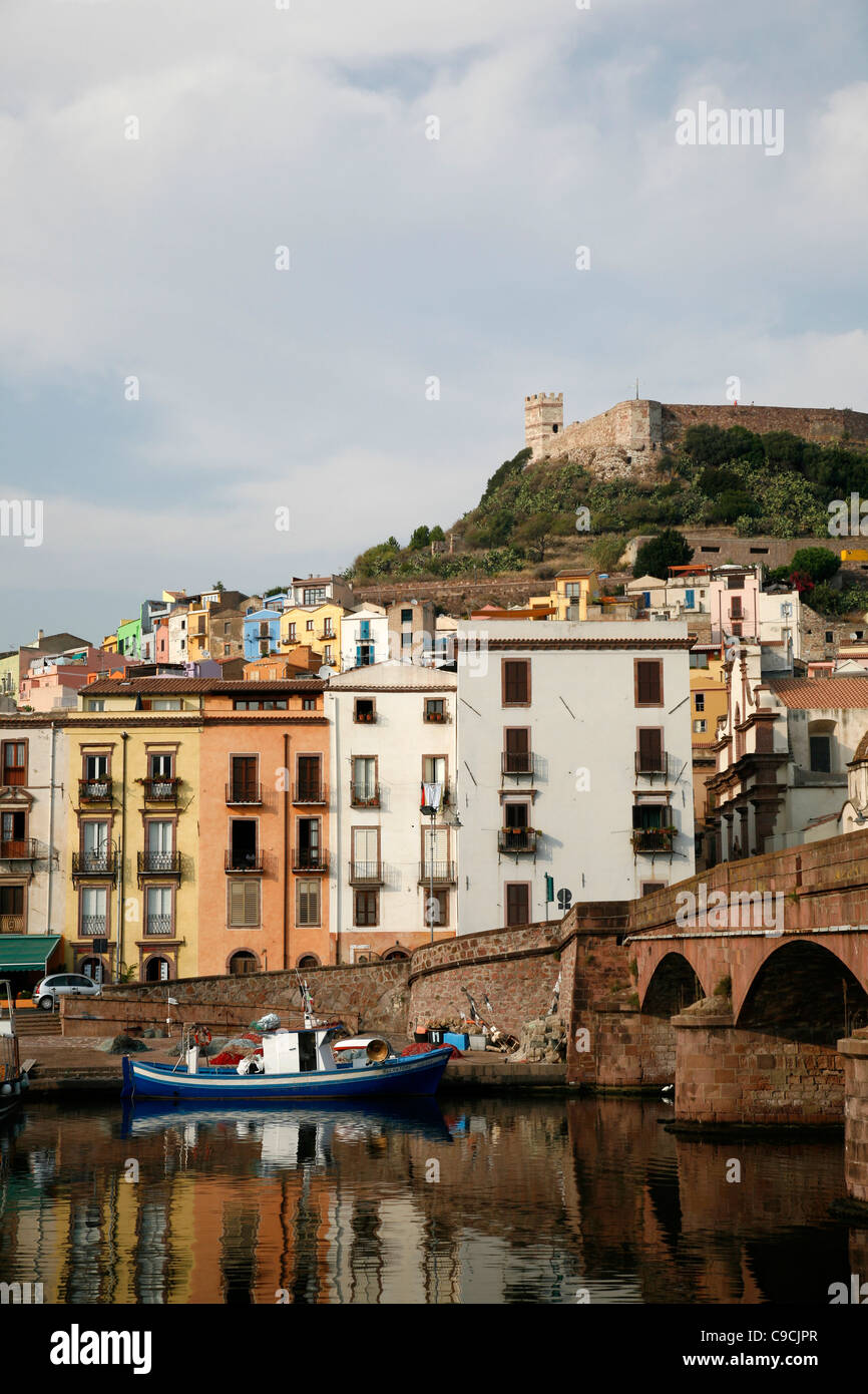 Vista su Bosa e il fiume Temo, Sardegna, Italia. Foto Stock