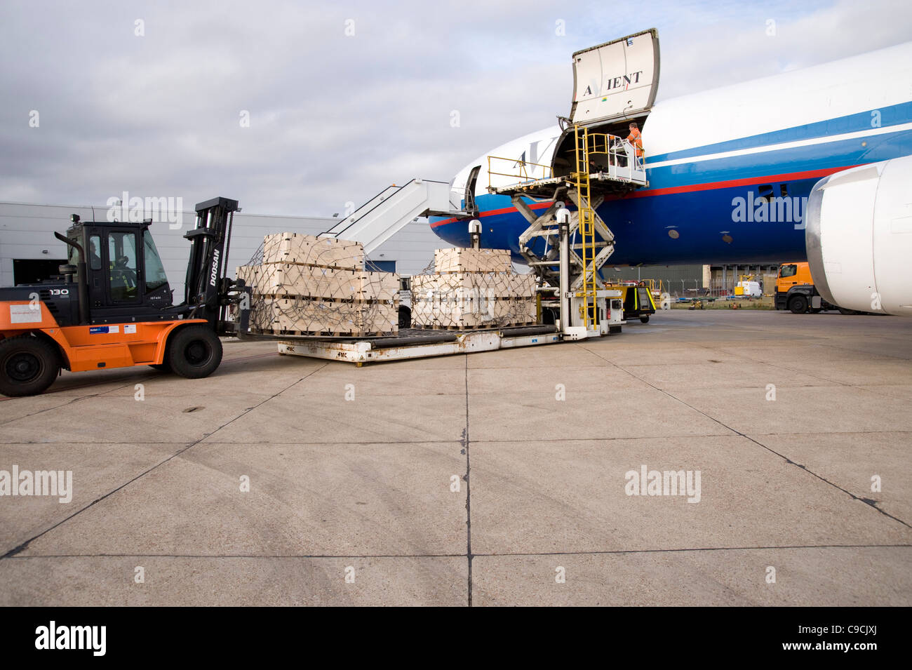 McDonnell Douglas DC-10 aerei cargo di caricamento per l'Afghanistan a Kent (Maston) International Airport Foto Stock