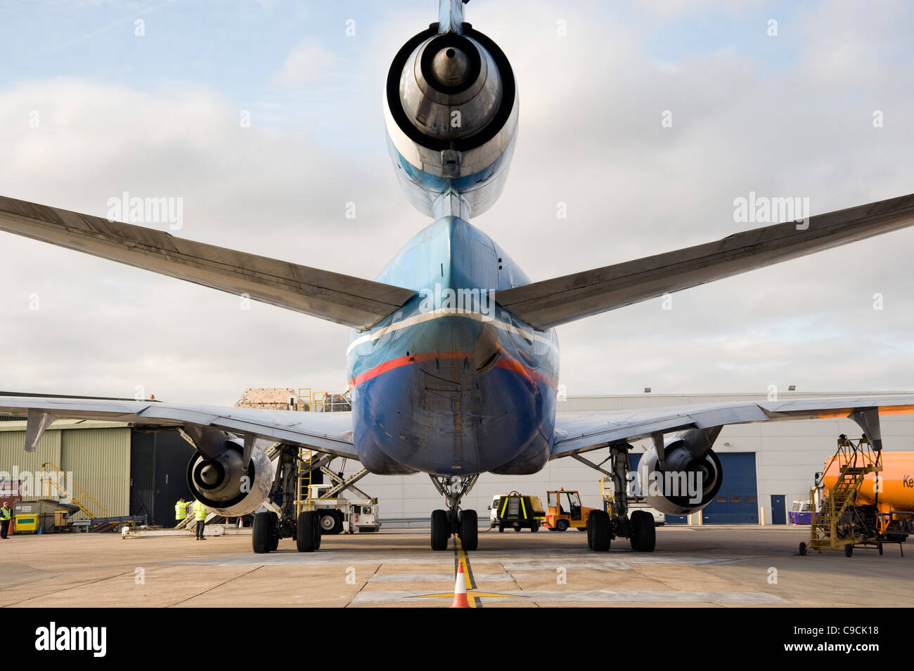 McDonnell Douglas DC-10 aerei cargo di caricamento per l'Afghanistan a Kent (Maston) International Airport Foto Stock