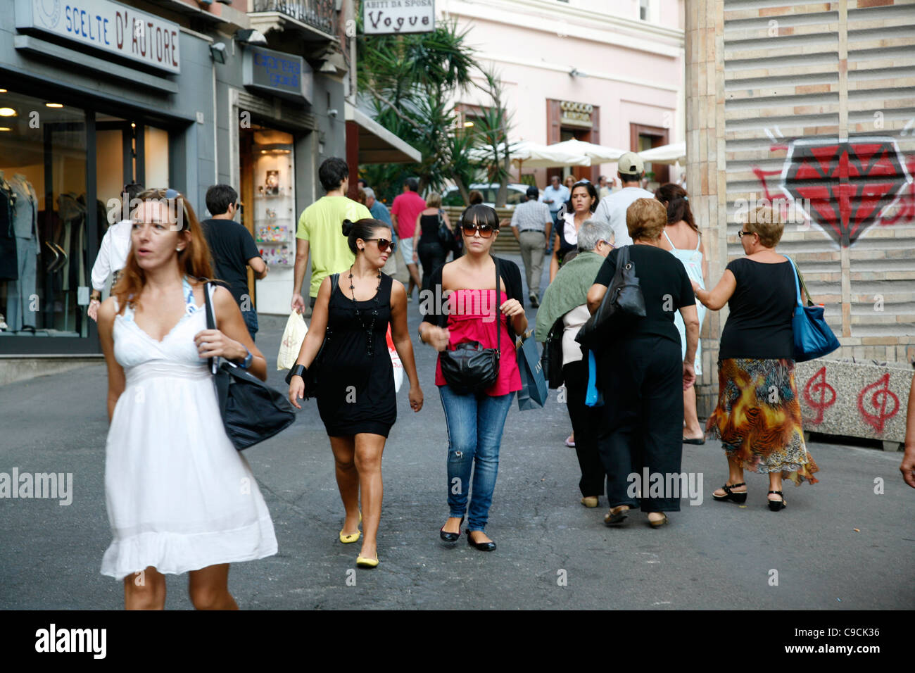 La gente a piedi la Via Giuseppe Manno, una strada pedonale con numerosi negozi, Cagliari, Sardegna, Italia. Foto Stock