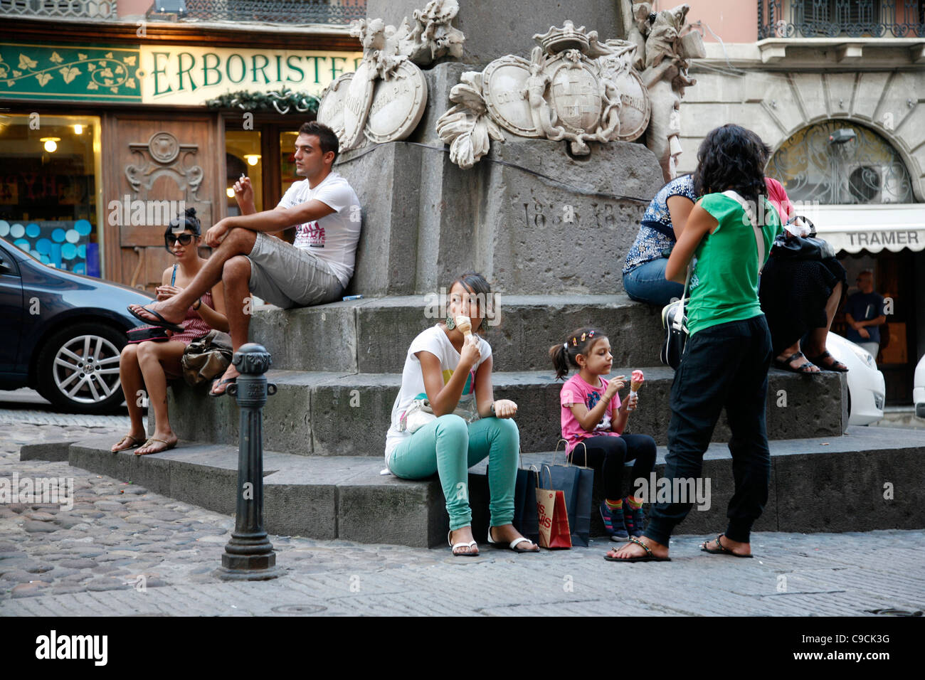 La gente a mangiare il gelato in Via Giuseppe Manno, una strada pedonale con numerosi negozi, Cagliari, Sardegna, Italia. Foto Stock