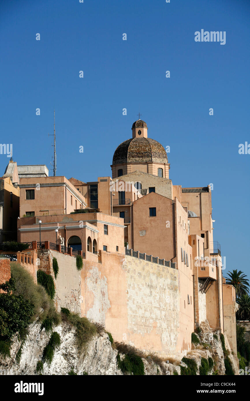 Vista sulle mura della città e la Cattedrale Santa Maria presso l area di Castello, Cagliari, Sardegna, Italia. Foto Stock